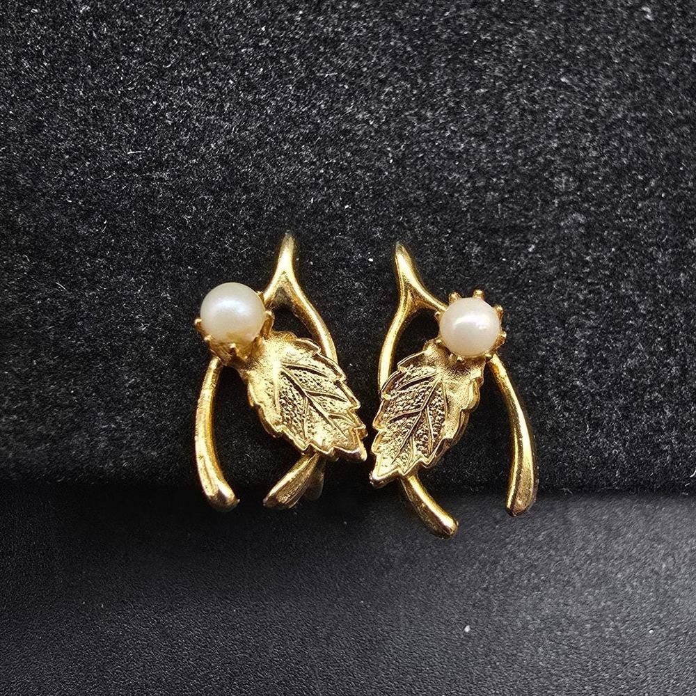 Gold Tone Wish Bone Screw Back Earrings Faux Pearl Vintage